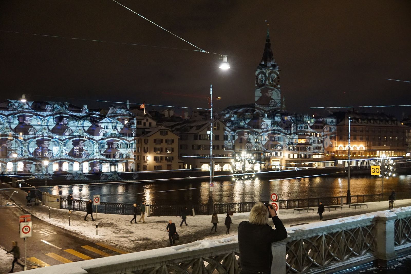 Lichtspektakel, Gratiszeitung und ein Truck auf Europatournee