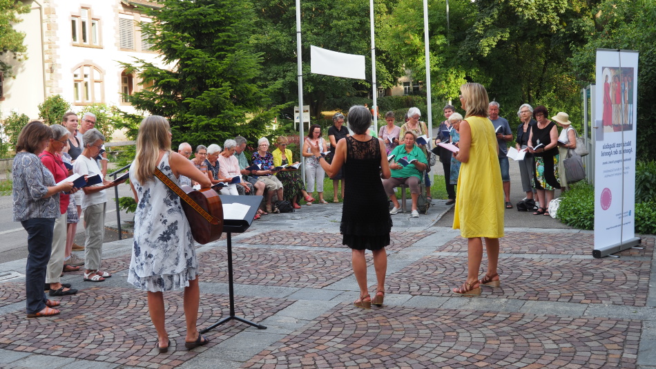 Gottesdienste vor der Kirchentür