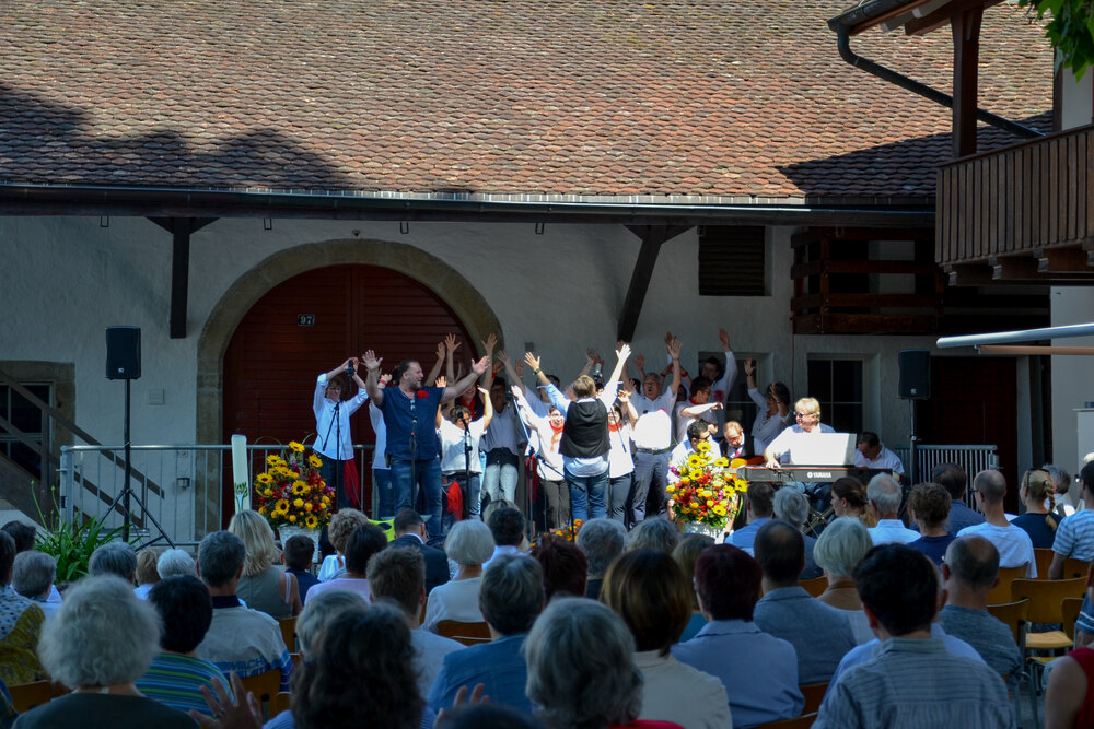 Gottesdienst im 
Schlosshof in Biberstein